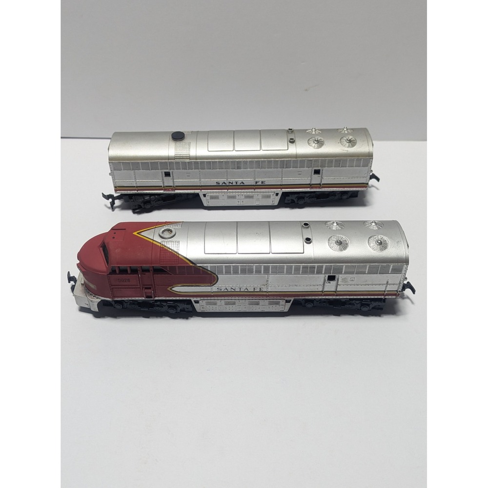 Vintage Santa Fe 5028 Diesel Locomotive & Dummy Unit HO Scale Silver Red Train